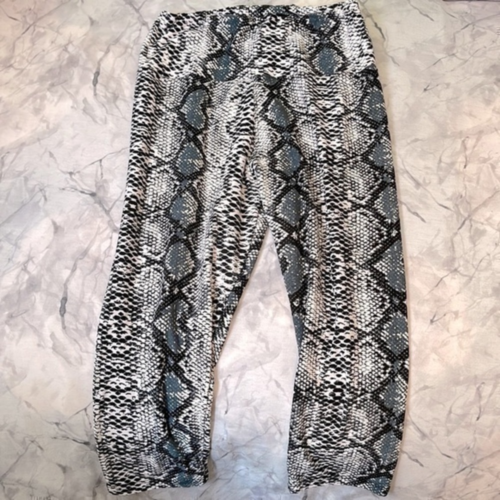 Snake Print Comfort Stretch Capri Leggings 🐍